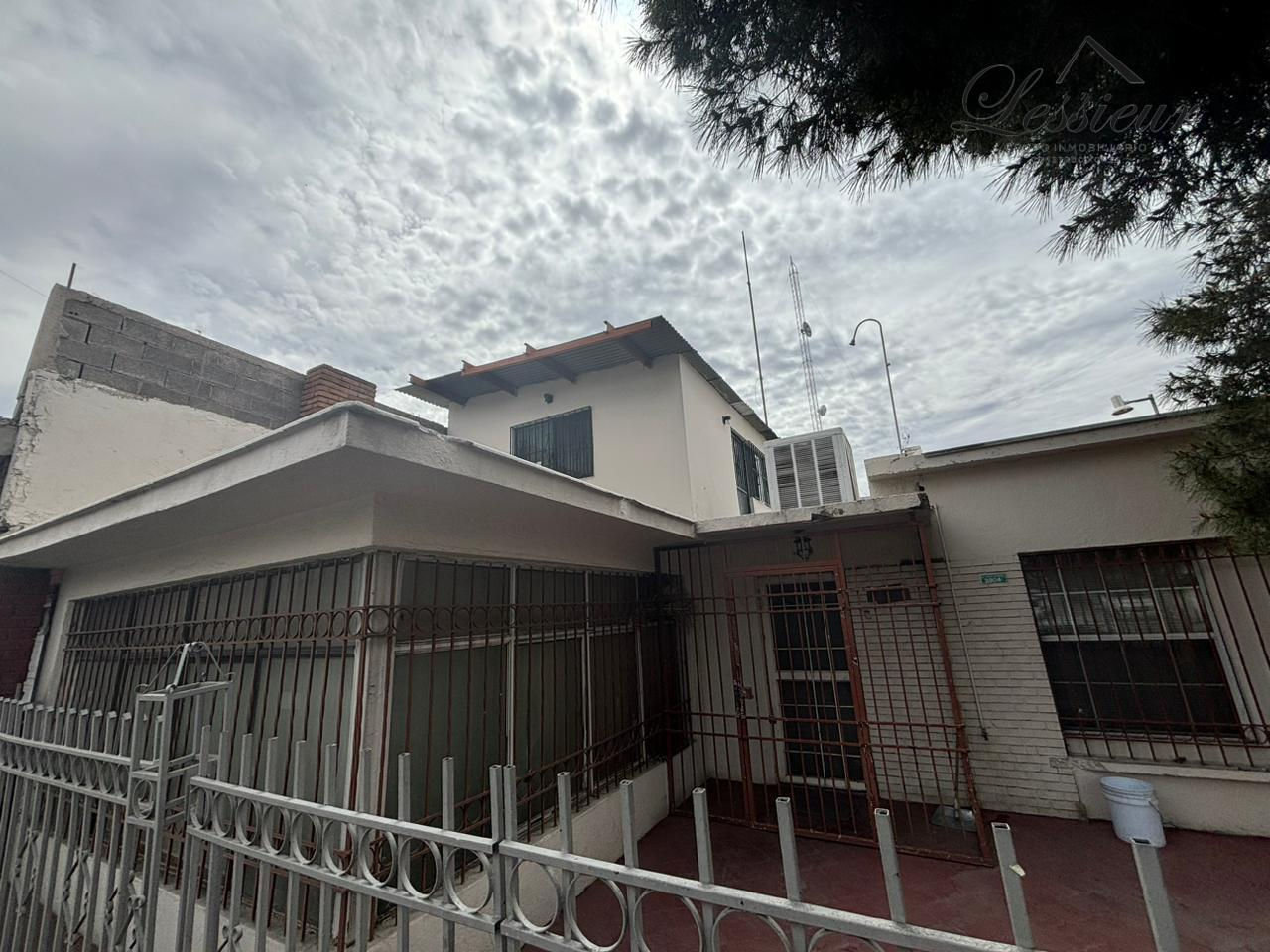 CASA EN VENTA DE 11 RECAMARAS, CON UBICACION COMERCIAL EN ESQUINA