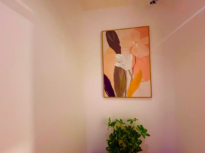 Relaxing wall artwork inside Chi Massage & Day Spa Indooroopilly creating a peaceful atmosphere for massage treatments