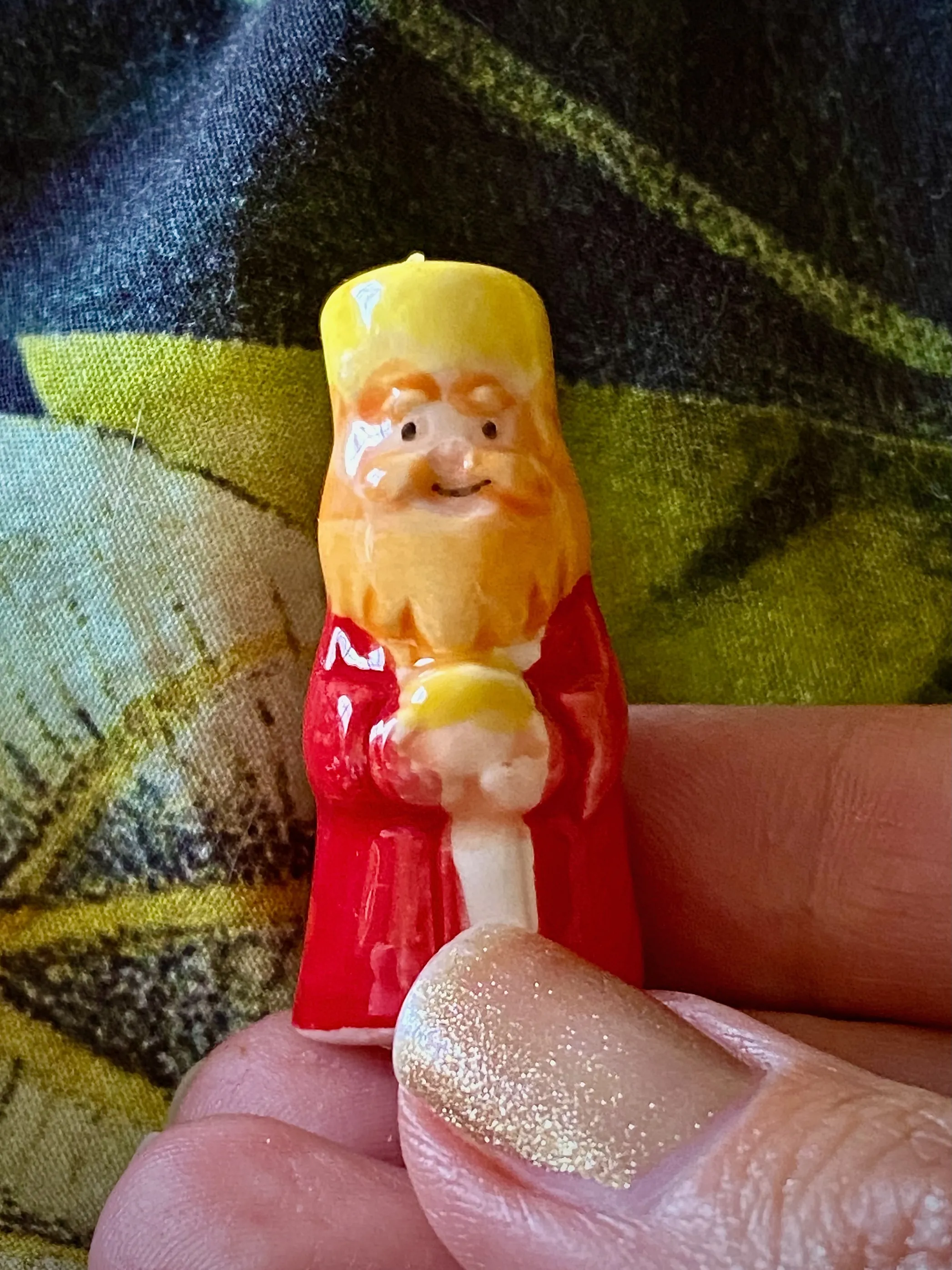 Ceramiczna figurka jednego z Trzech Króli znaleziona w cieście Roscón de Reyes na Teneryfie