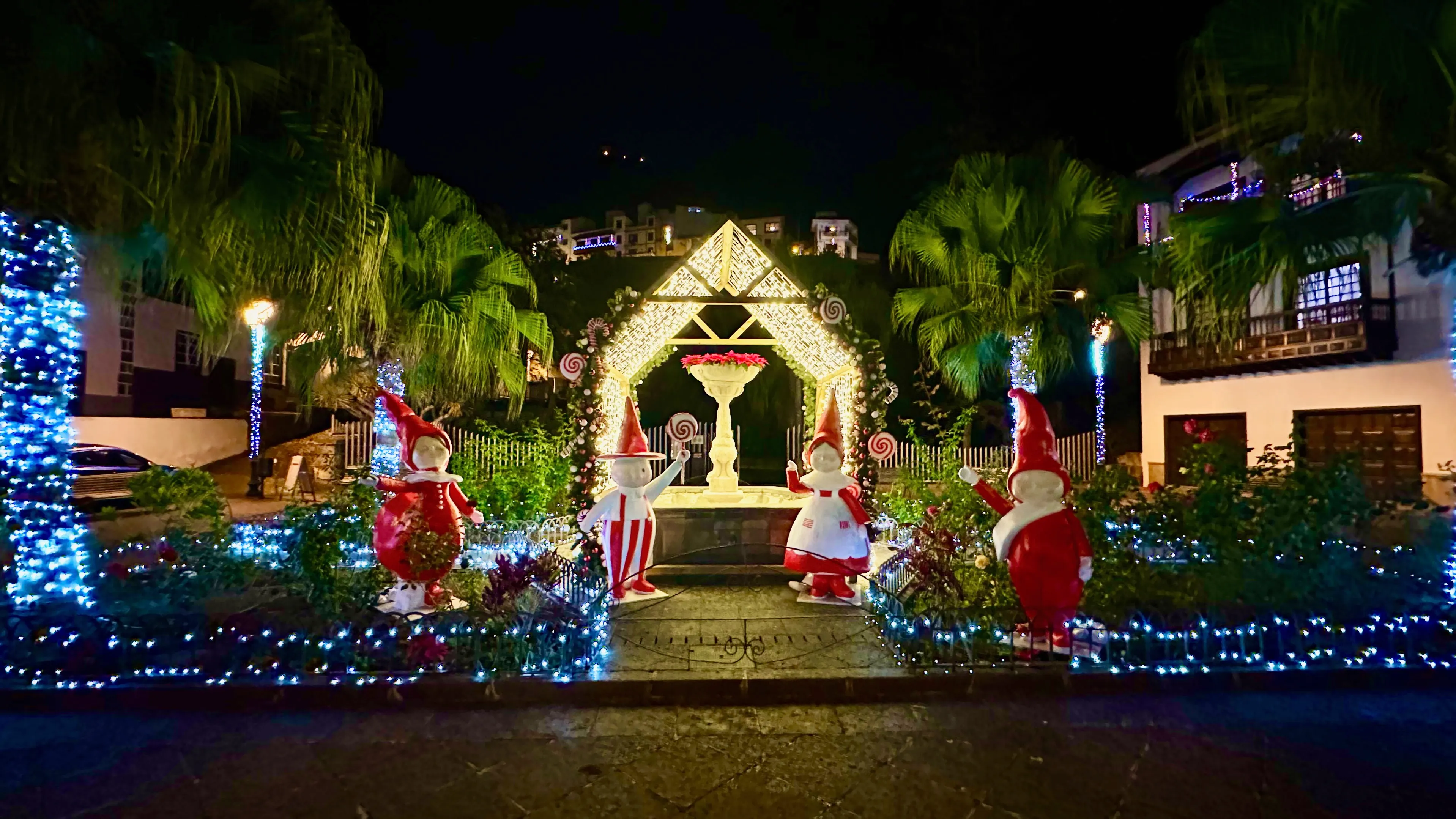 Panorama ogrodu pełnego światełek i figur elfów wokół altanki, świąteczna aranżacja parku w kanaryjskim miasteczku na Teneryfie