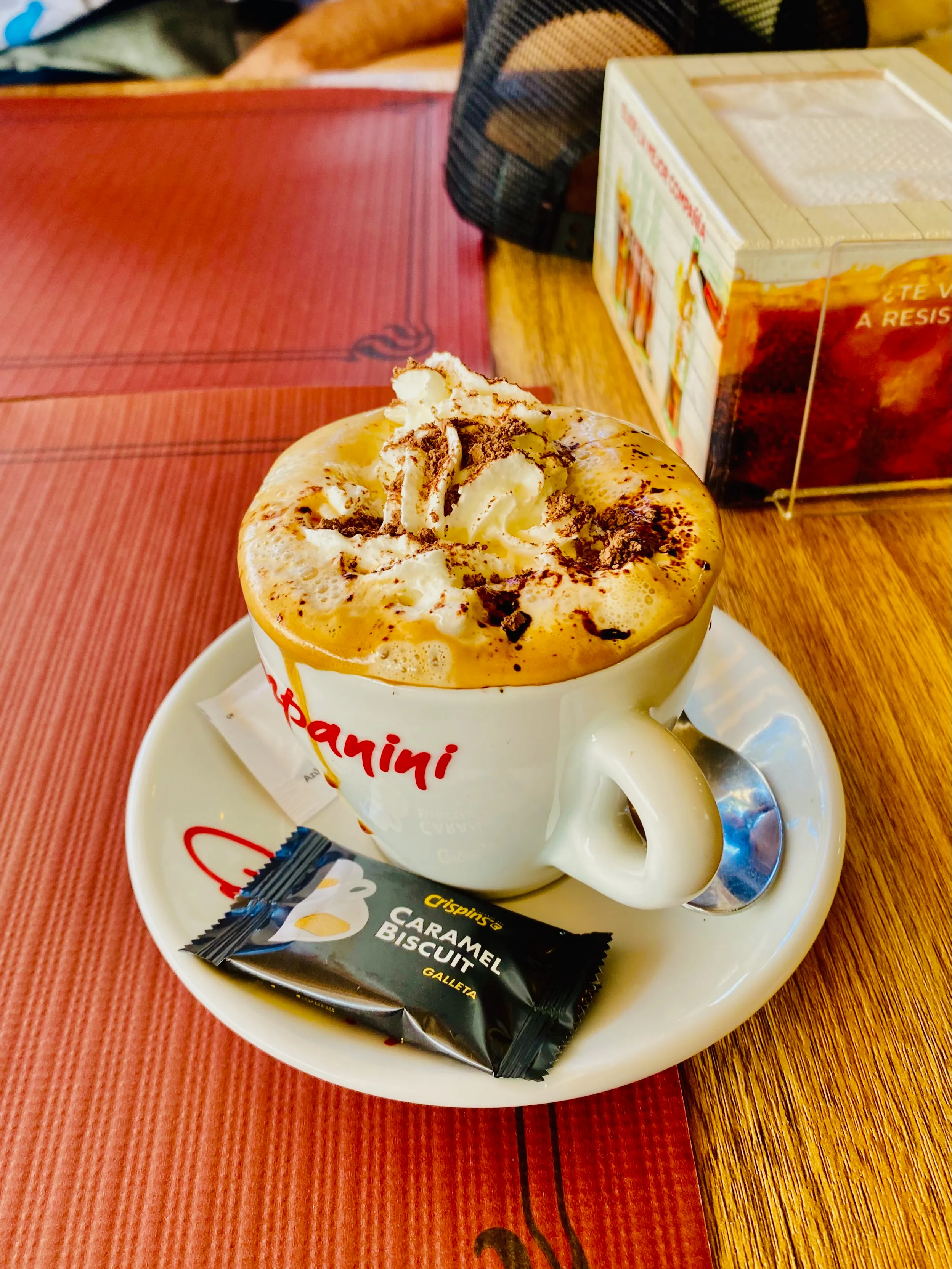 Kawa z bitą śmietaną w kanaryjskim barze na Teneryfie – przerwa na café con leche podczas zwiedzania północy wyspy.