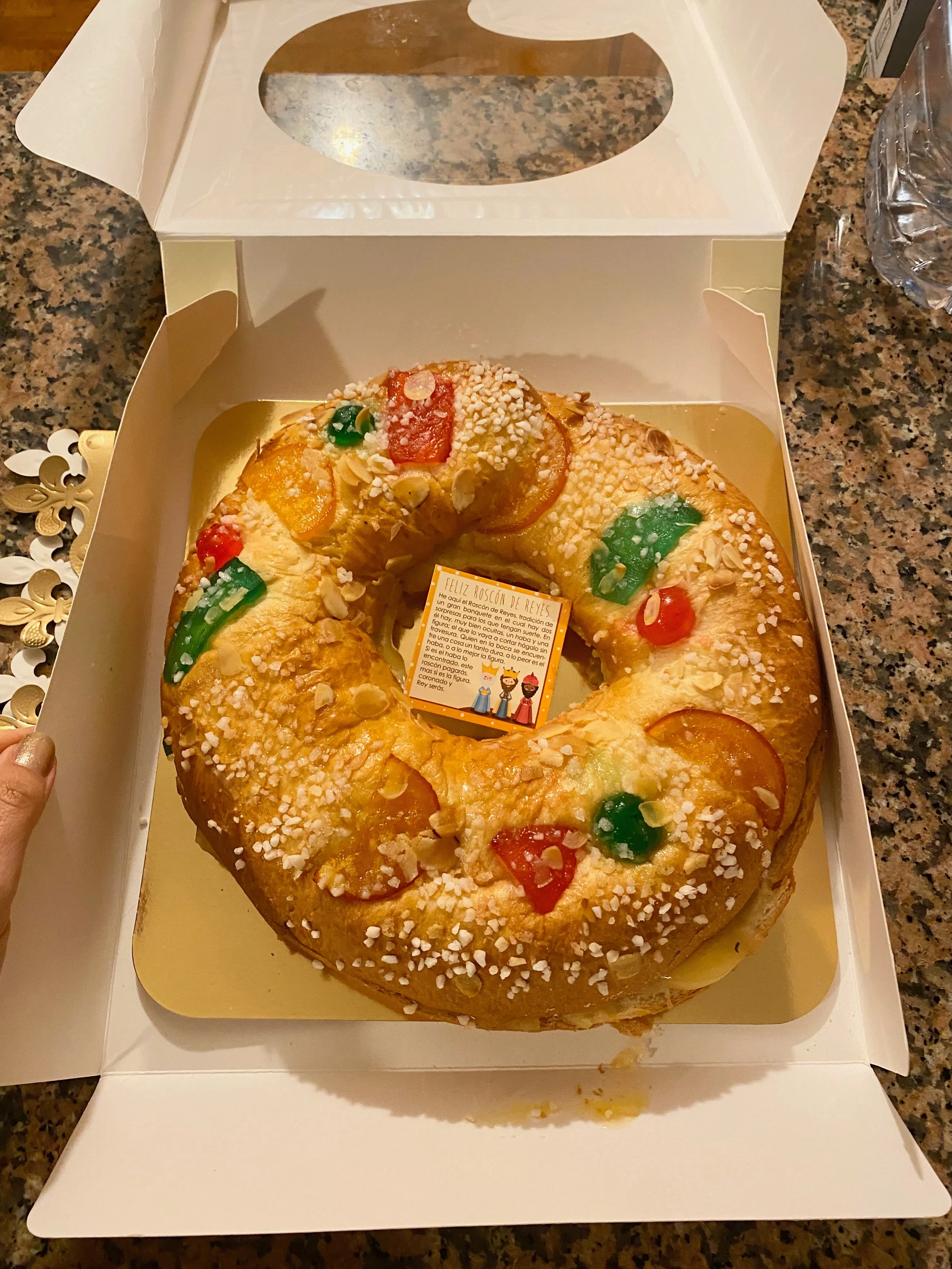 Tradycyjne ciasto Roscón de Reyes z kandyzowanymi owocami kupione na Teneryfie na Święto Trzech Króli