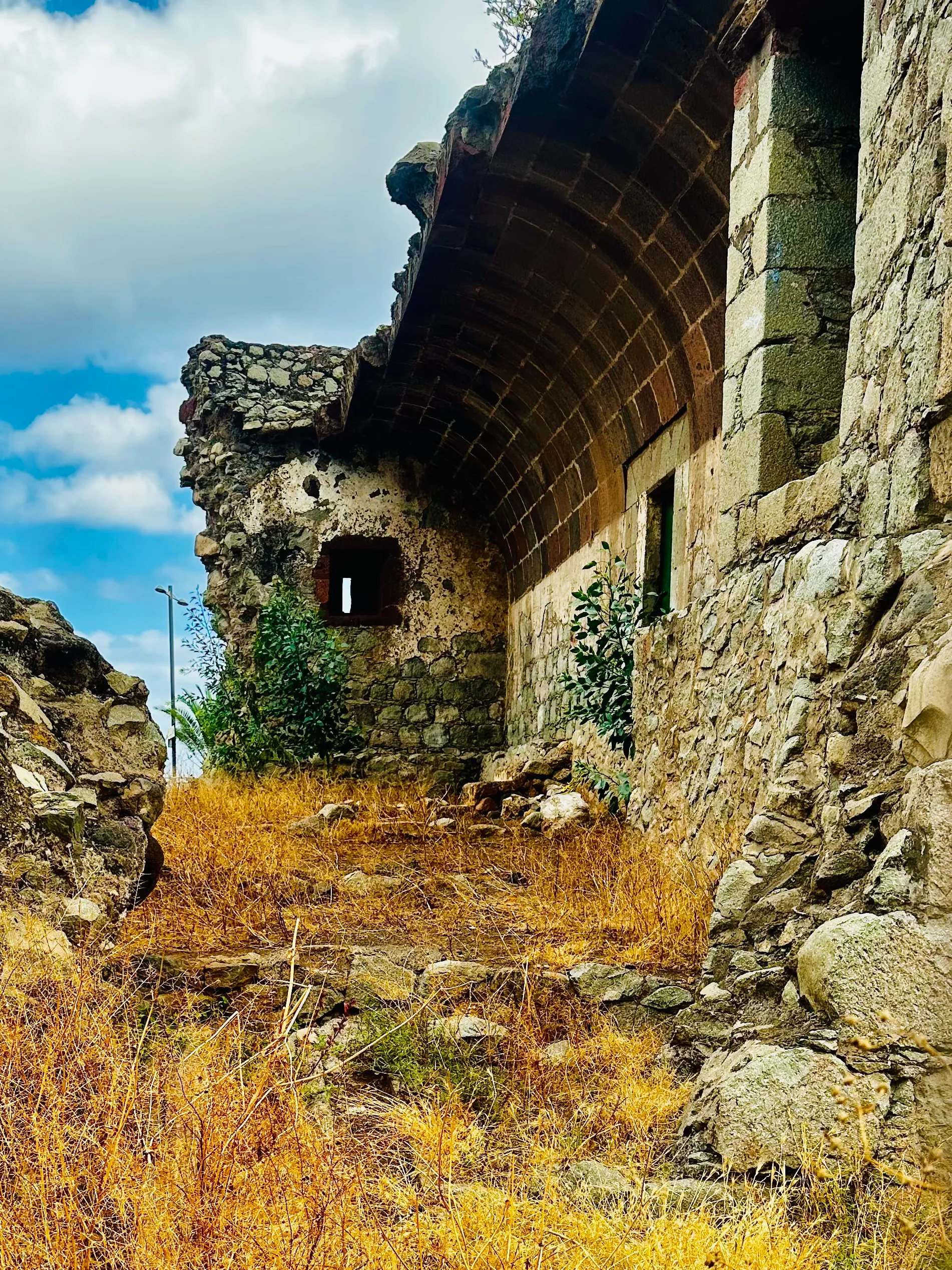 Ruiny zabytkowej zabudowy w San Andrés, świadczące o bogatej historii tej miejscowości, robione z bliska