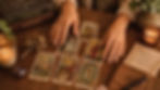 Cartas del Tarot Rider–Waite sobre una mesa de estudio que representan el Tarot como un lenguaje simbólico de reflexión y autoconocimiento.