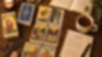 Mazo del Tarot Rider–Waite junto a cartas, un libro y un cuaderno de estudio que representan el aprendizaje y la comprensión del Tarot.
