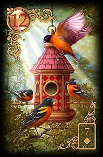 Cuatro pájaros alrededor de una pajarera, con el número 12 y 7 diamantes JoyMystic Tarot