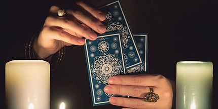 Lectura de cartas de tarot predictivo con enfoque en el autoconocimiento y guía espiritual