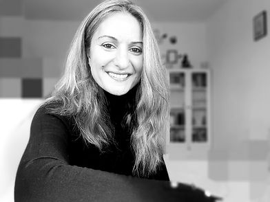 Ein Foto zeigt die Psychotherapeutin Taraneh Motakef freundlich lächelnd.