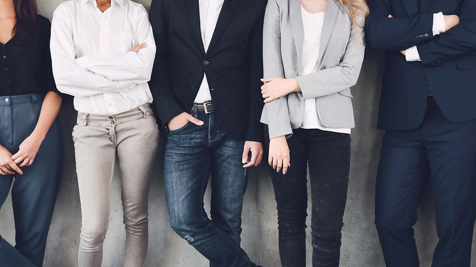 Fünf Menschen in Business-Kleidung, die nebeneinander stehen. Es steht für ein gutes Team, das Herausforderungen gemeinsam meistert.