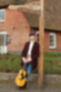 Theo mit Gitarre