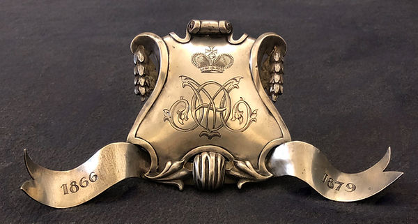 Gravure héraldique main sur orfèvrerie Paris 9