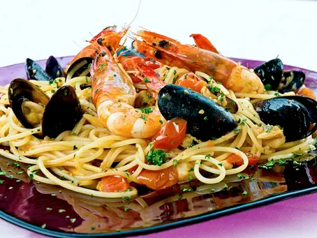 Spaghetti ai frutti di mare (spesso chiamati "allo scoglio")