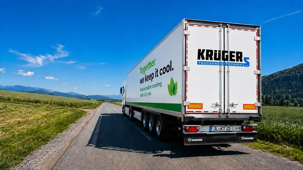 Ein weißer Kühl-Lkw von Krügers Trockeneis-Technik fährt auf einer Landstraße zur pünktlichen Auslieferung von Trockeneis.
