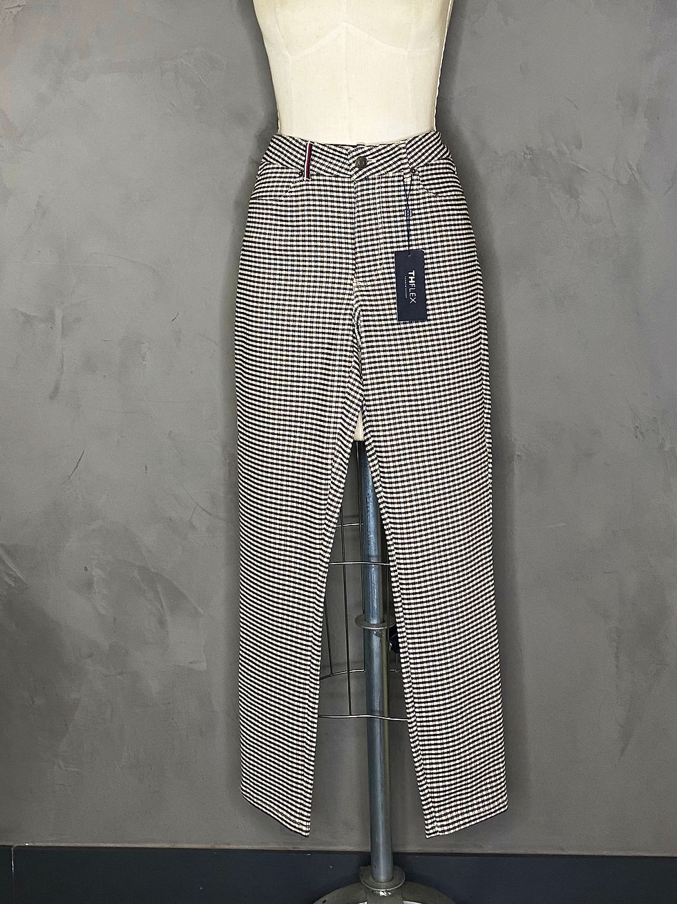 Calça Xadrez Tommy Hilfiger de Frente