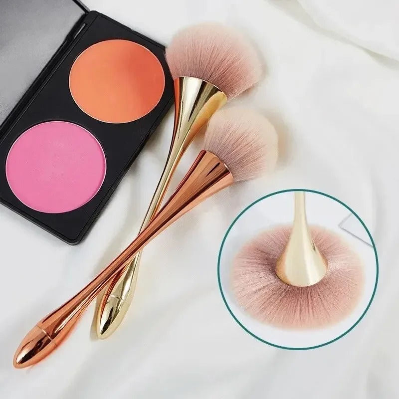 Thumbnail: Noveira London • Pro Glow Seamless Body Highlighter Brush