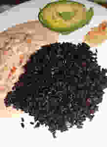 montagne de riz noir, crevette tomates et sa sauce blanche, en garniture avocat et sa sauce créoline