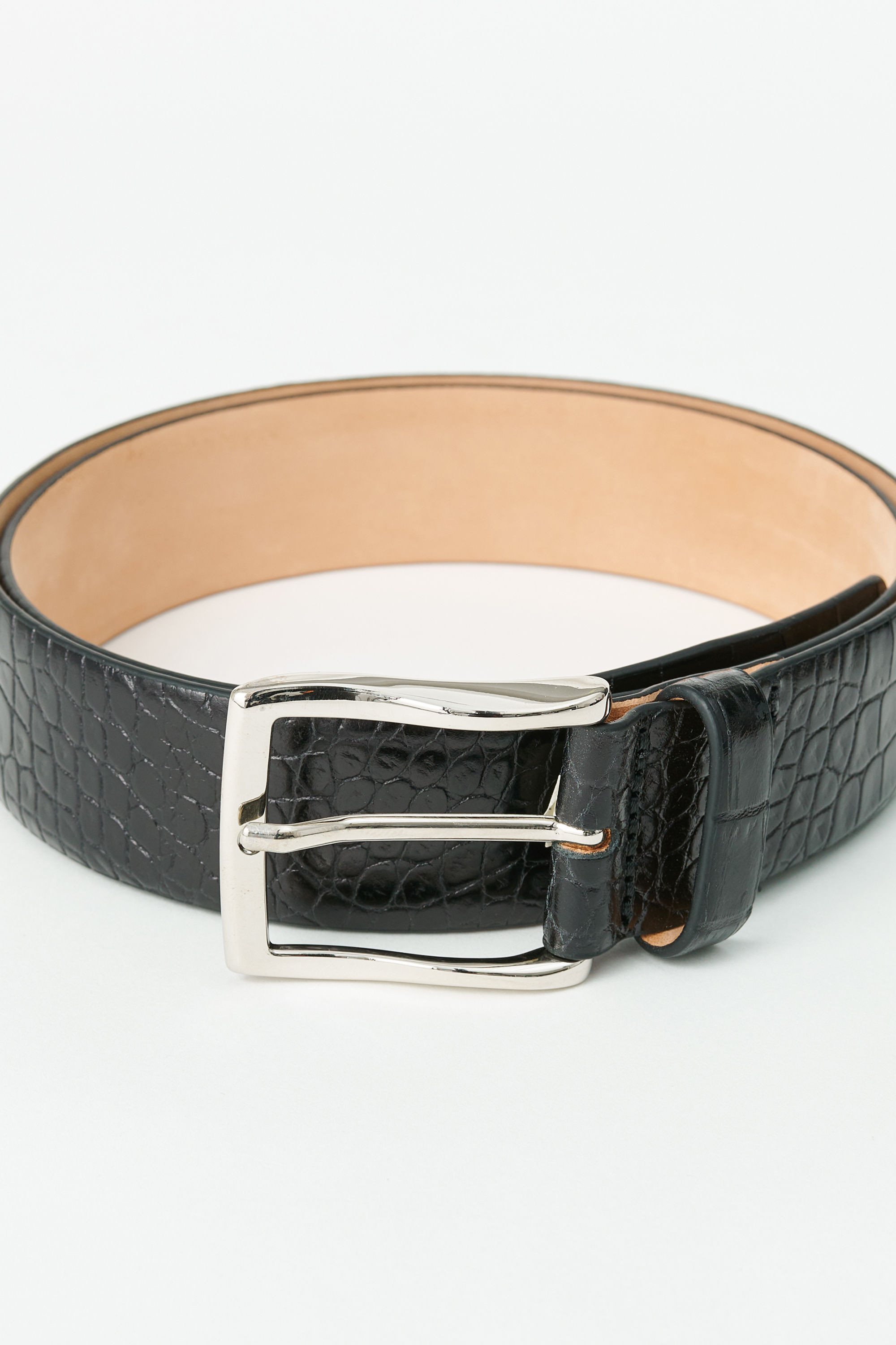 Svart bälte med krokodilprägling