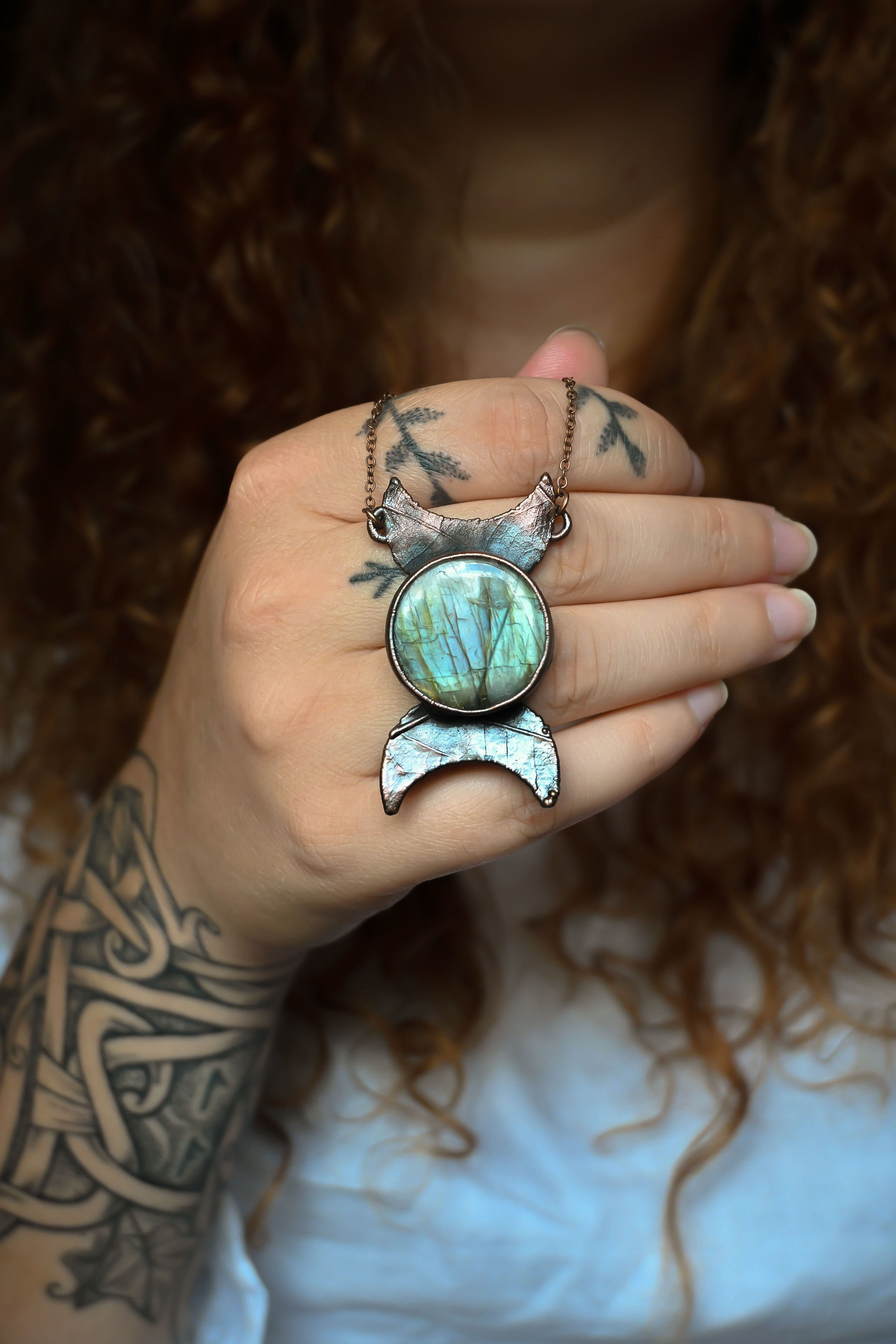 La triple déesse - Chêne coupée en croissant de lune, labradorite, cuirvre