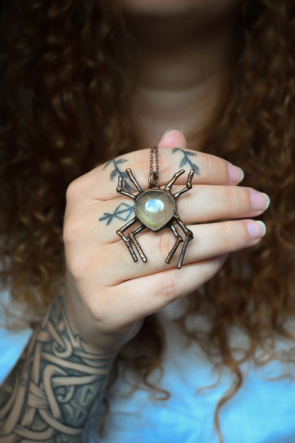 Miniature : La fileuse dorée - Quartz rutilé doré, brindilles bouleau, cuivre