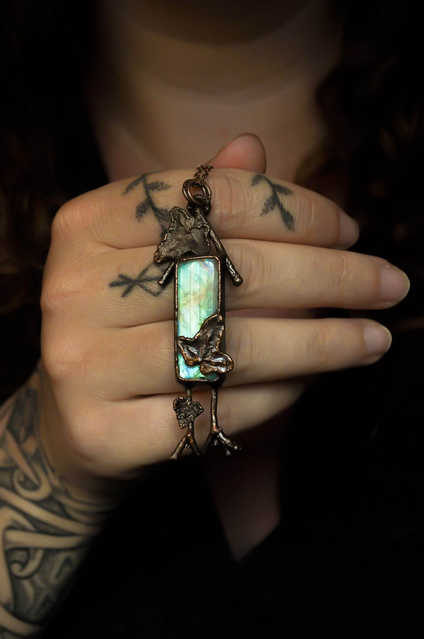 La racine de Baba Yaga - Labradorite, lierres, brindilles, cuivre