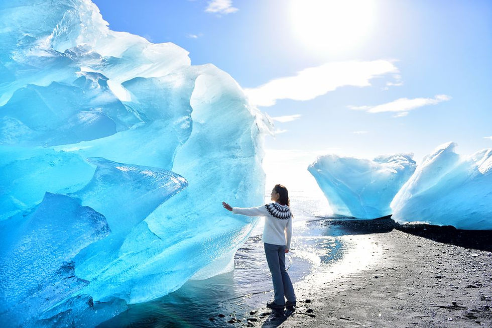 Mujer junto a un iceberg de la playa de los diamantes
