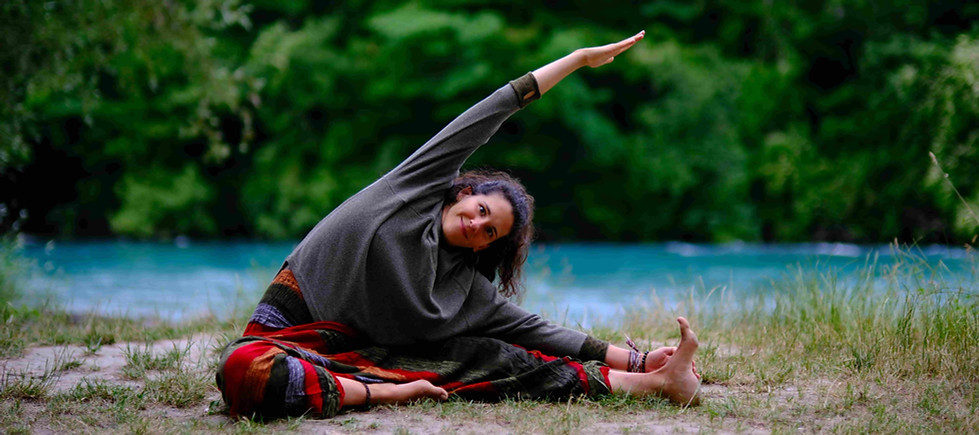 Sarah Pfister in einer Yogapose – Yoga in Bern & Rubigen