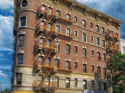 TUMBAN Y DEJAN INCONSCIENTE DE UN GOLPE A ANCIANO DE 61 AÑOS EN EL BRONX