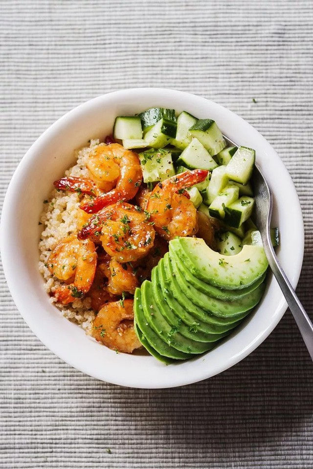 salada-de-quinoa-portuguesa-com-camarao-e-abacate