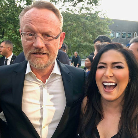 Yomary disfrutando de la fiesta del grupo de pares de los artistas de los Emmy con Jared Harris.