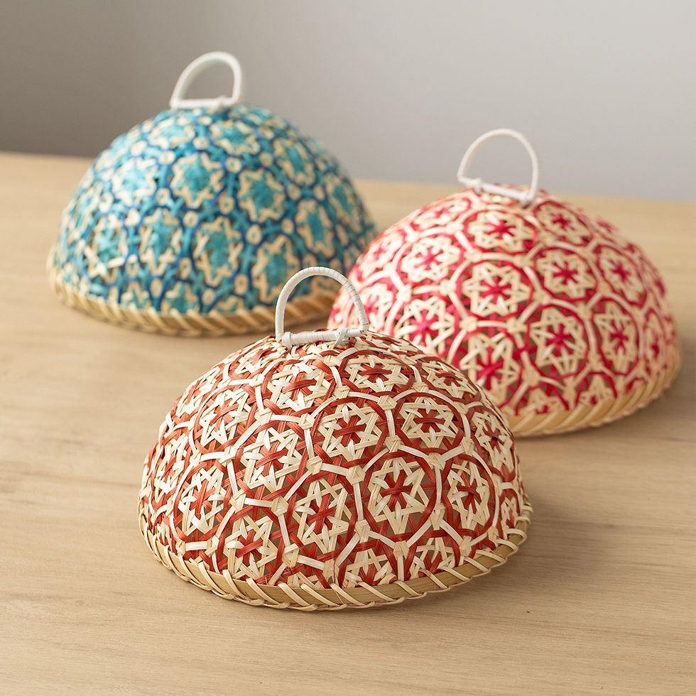 Thumbnail: Round, hand-woven rattan basket, eco-friendly and with a lid.