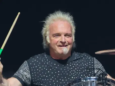 Joey Kramer, baterista e um dos fundadores do Aerosmith, afirmou estar vivendo seu melhor momento de saúde em muitos anos. Durante uma entrevista ao podcast Live From My Drum Room!, apresentado por John DeChristopher, o músico falou abertamente sobre os problemas físicos e emocionais que enfrentou recentemente e contou que precisou modificar diferentes áreas de sua vida para conseguir se recuperar.