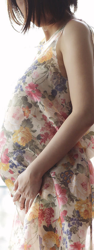 花柄ドレスで妊婦