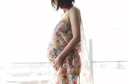 花柄ドレスで妊婦