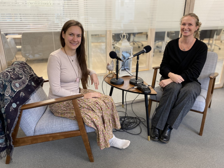 Gry Hammer og Caroline Ålum Solberg spiller inn podcast Bak maten med Caroline inne på et kontor