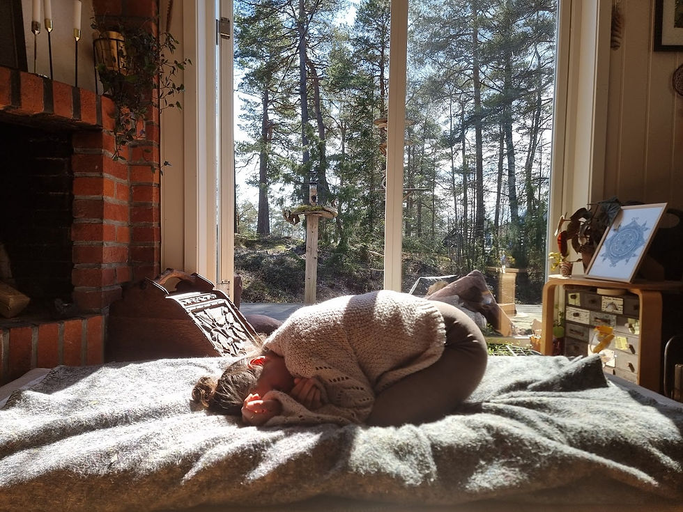 I am seed Rising From Plant Whispers Caroline Ålum Solberg i fosterstilling som et lite frø med naturen i bakgrunn
