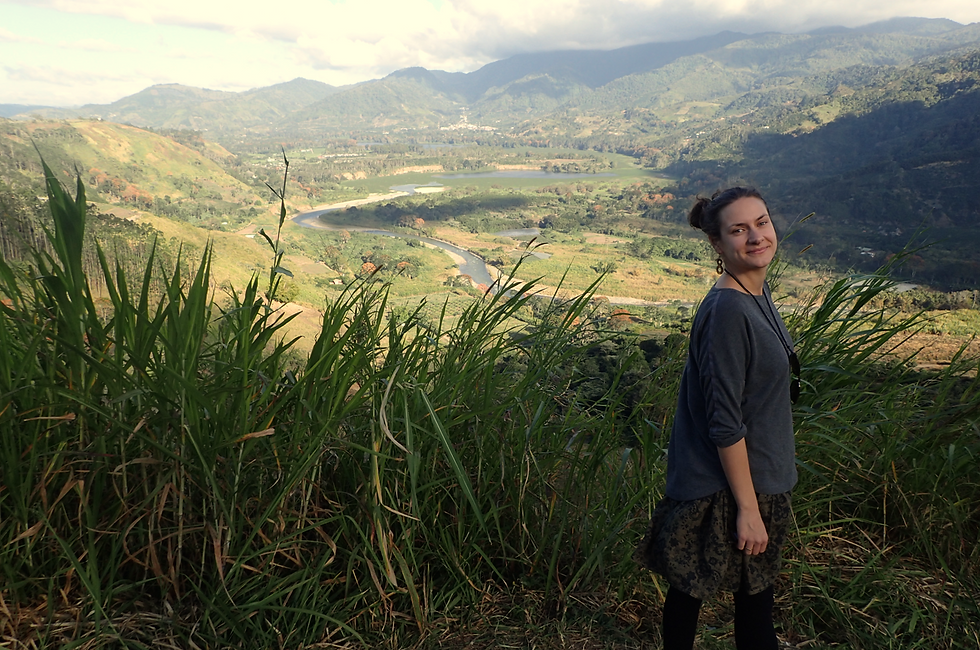 Caroline Ålum Solberg på toppen av en dal i Costa Rica regenerativt liv