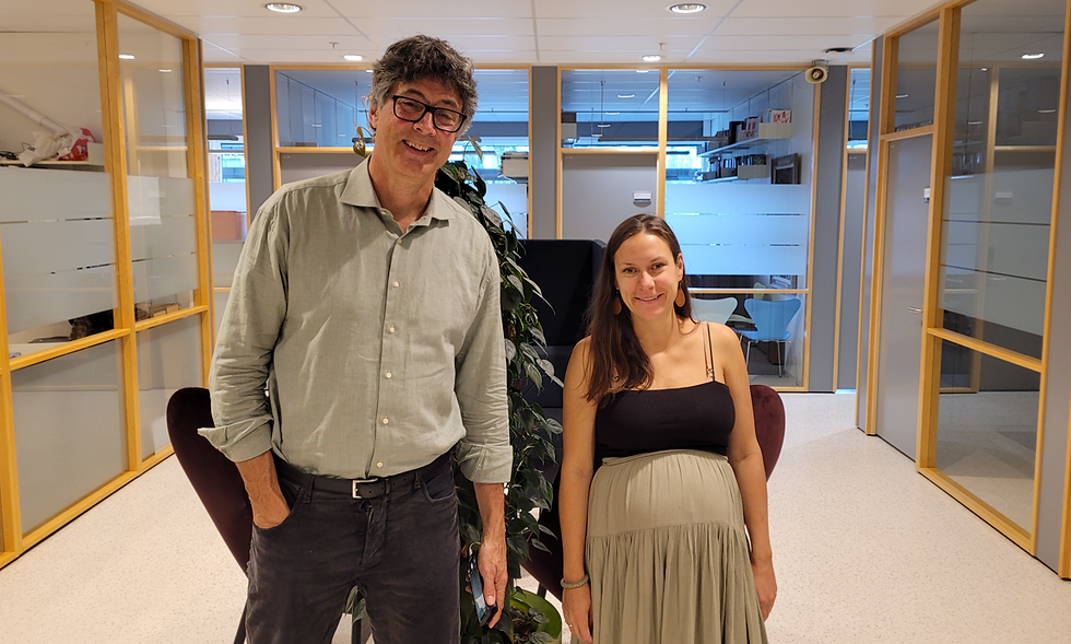 Per Espen Stoknes og Caroline Ålum Solberg står på et kontor