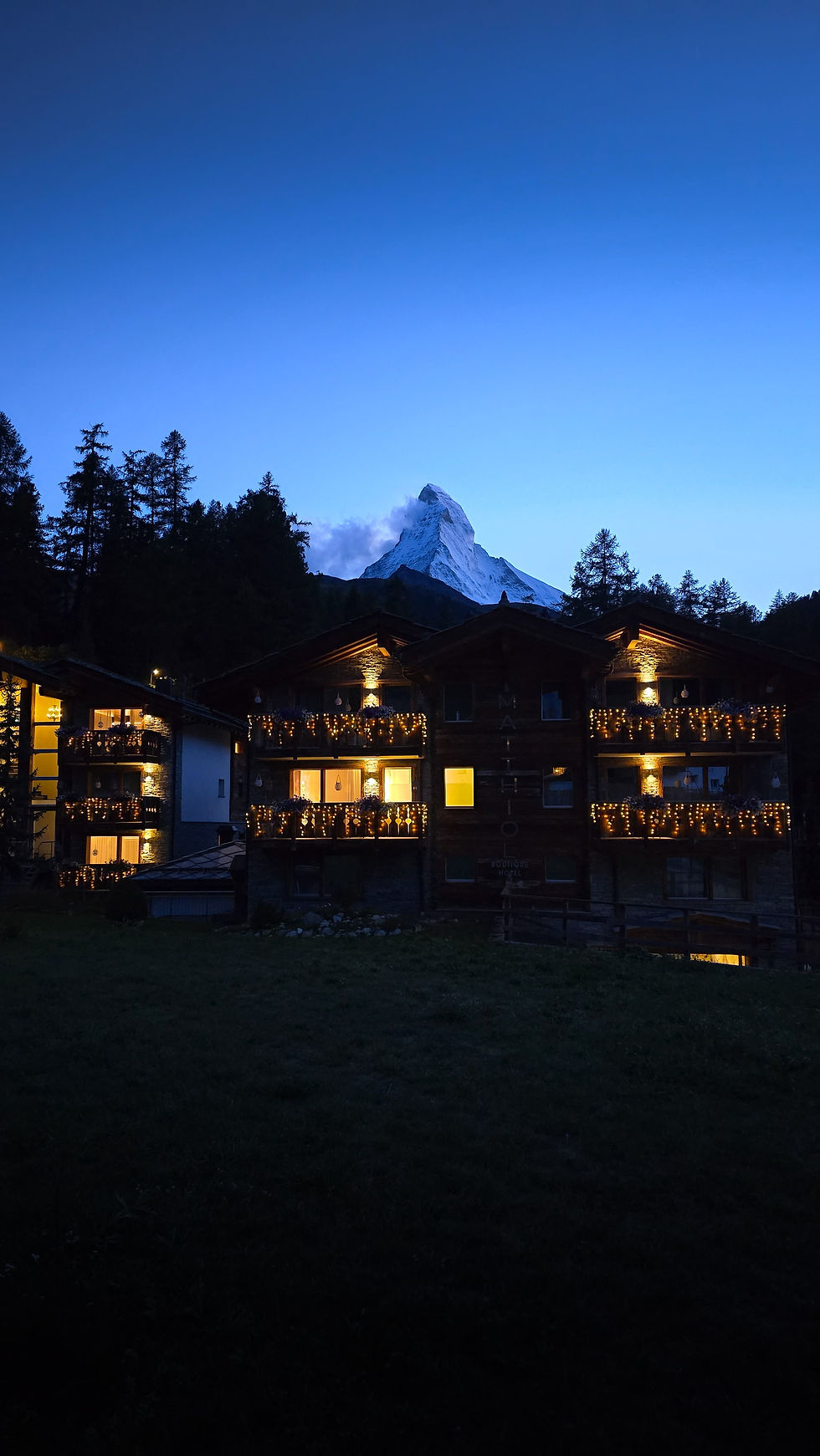 A view of the Matterhorn with the Hotel Matthiol in the foreground shortly before sunset. After the spectacular train journey through the Lötschberg Tunnel, we reached Kandersteg and set off for Lake Oeschinen. The weather was changeable but photogenic – dramatic clouds, soft scattered light, a perfect atmosphere for landscape photography. At the top, we even encountered a wedding party – a magical moment between the mountain lake and the wisps of mist.