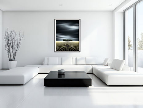 Modernes Wohnzimmer mit weißen Möbeln, schwarzem Tisch, großem Fenster. An der Wand hängt ein Bild von Bäumen auf einem Feld.