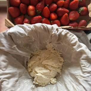 Salade de fraises, basilic et fromage frais maison : mariage parfait entre douceur et acidité