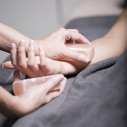 il braccio di una donna che viene massaggiato con sale rappresenta il massaggio salt massage