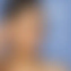 una donna che applica la crema viso hydramemory comfort zone