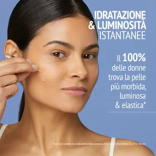 una donna che applica la crema viso hydramemory comfort zone