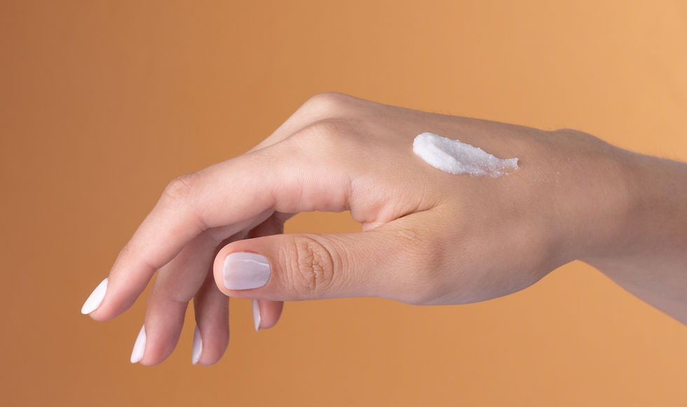 la mano di una donna con sul dorso un pò di crema idratante.
