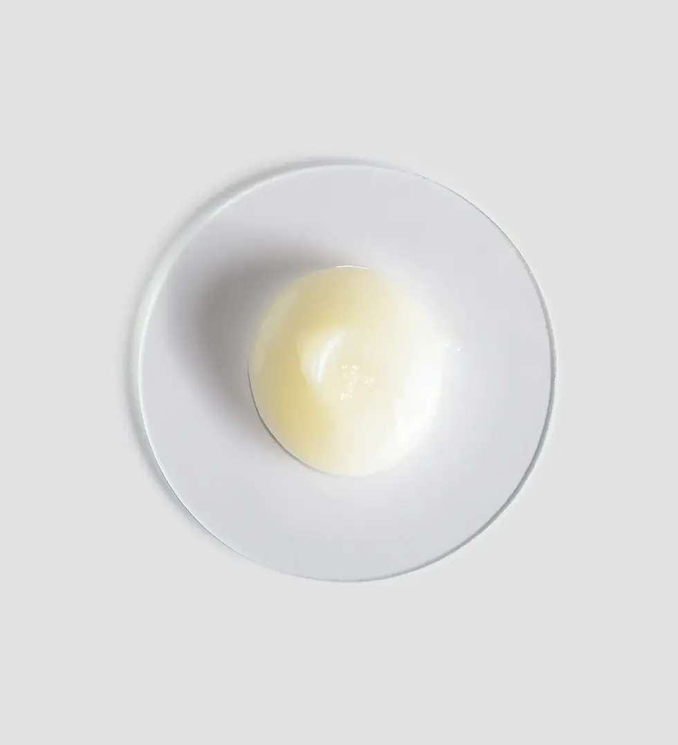 il detergente viso essential face wash comfort zone su un dischetto ne mostra la consistenza