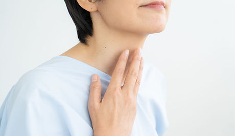 喉の痛みを感じる女性