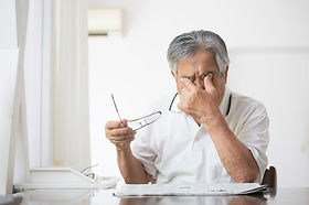 目を押さえる男性