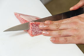 焼肉をカットする AdobeStock_1178872522.jpeg