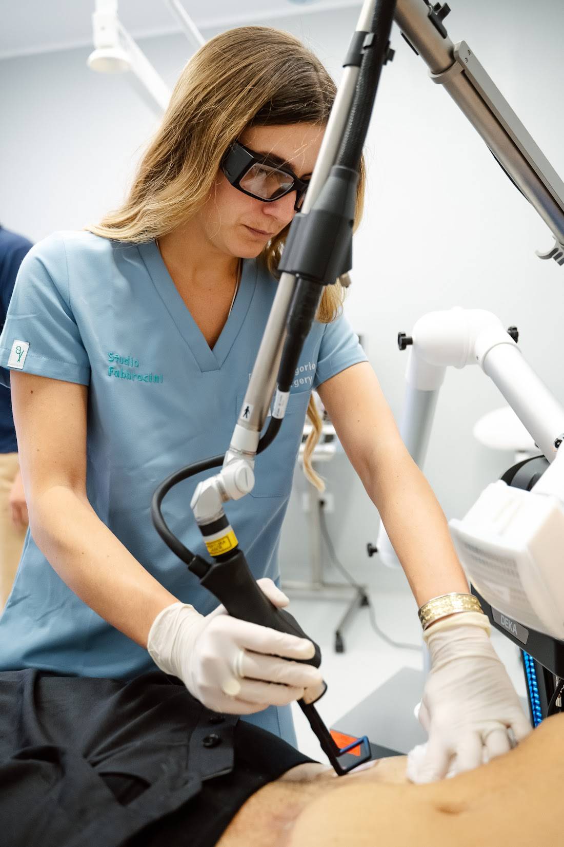 Trattamento laser in corso: la dottoressa indossa gli occhiali protettivi
