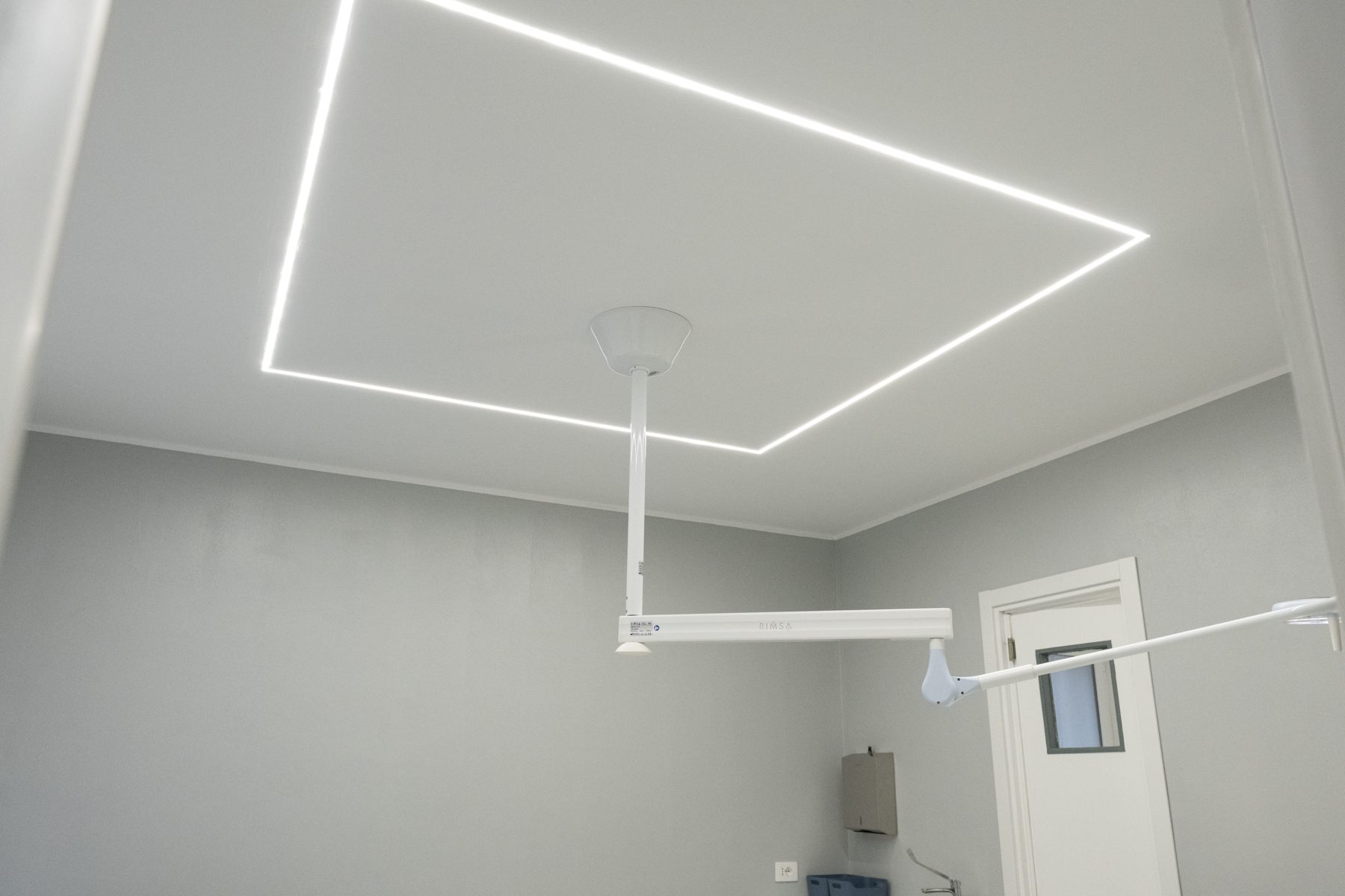 Una sala trattamenti con lampada a soffitto